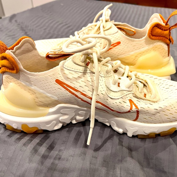 nsw react vision sneaker in pale ivory & monarch